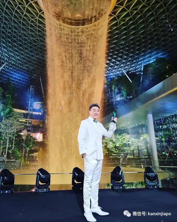 新加坡艺人在新航客机前大摆pose