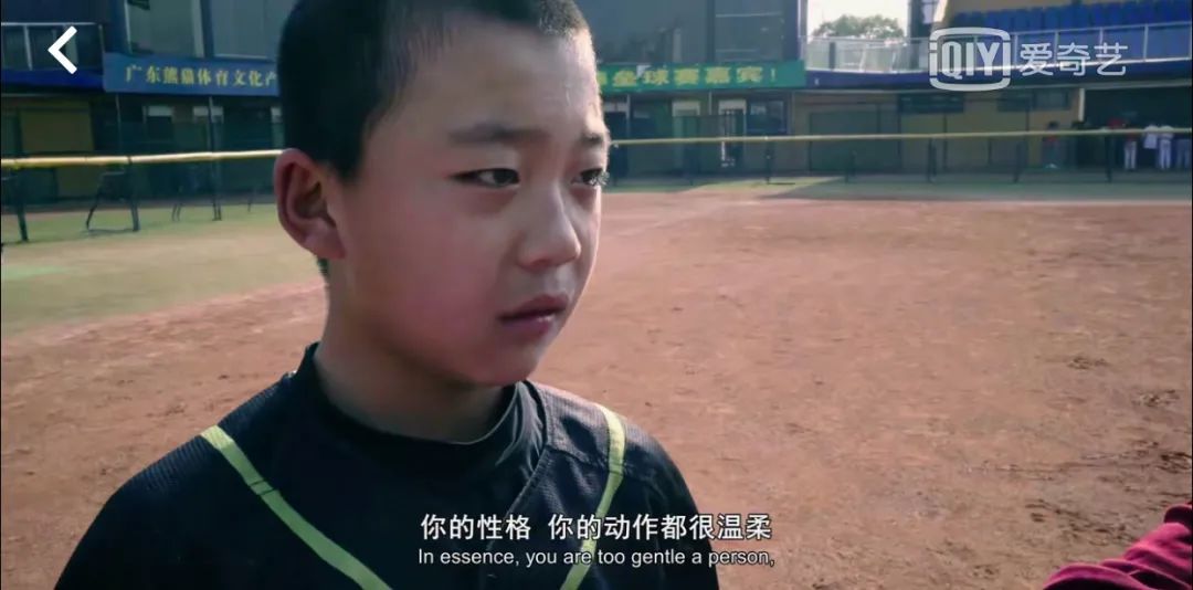 原创
“没有爹妈可拼”的少年用什么改写命运?这部纪录片戳痛千万父母
家庭贫困,是组队的第一条件手里的棒球,就是这些孩子的命运棒球和教练,让孩子们的内心重新有了归属真正的教育,就是一场拯救