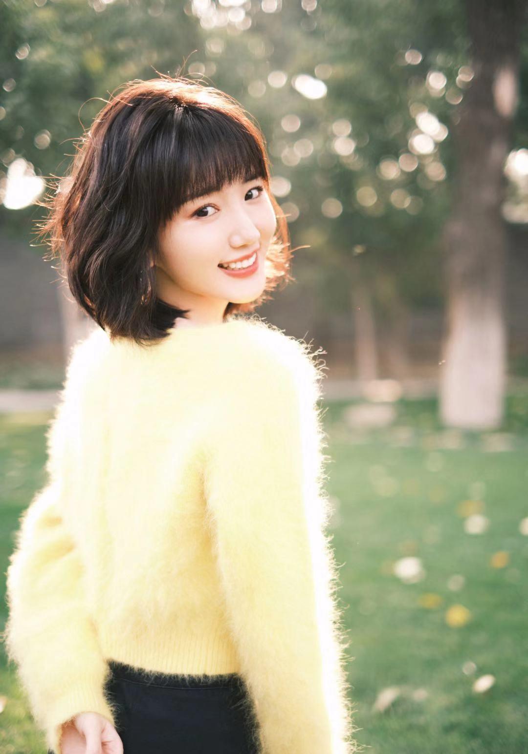 原创毛晓彤穿黄色系针织衫超港范儿而且很显肤白哦