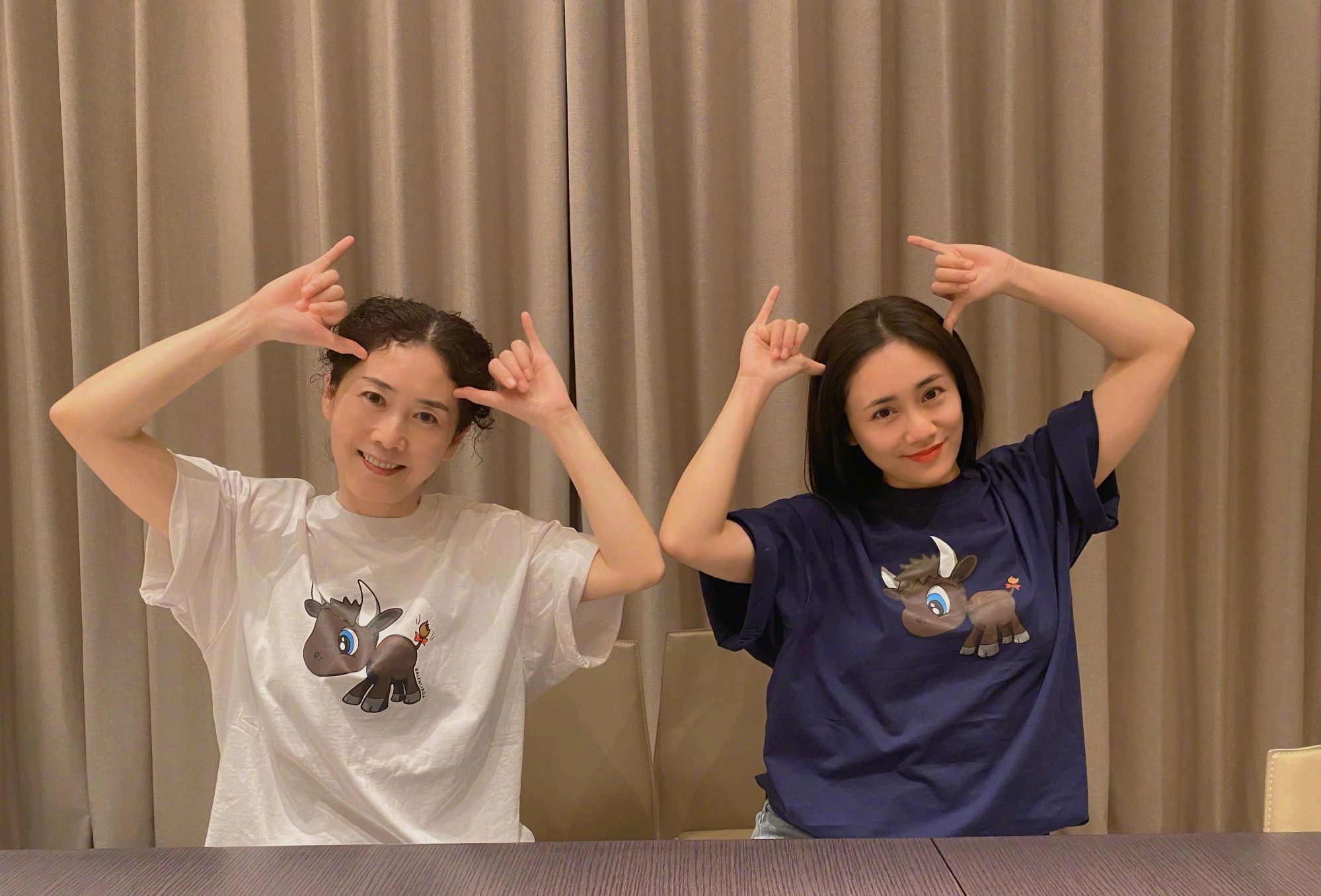 刘芸带62岁妈妈参加综艺,气质出众颜值高,母女同框宛如姐妹