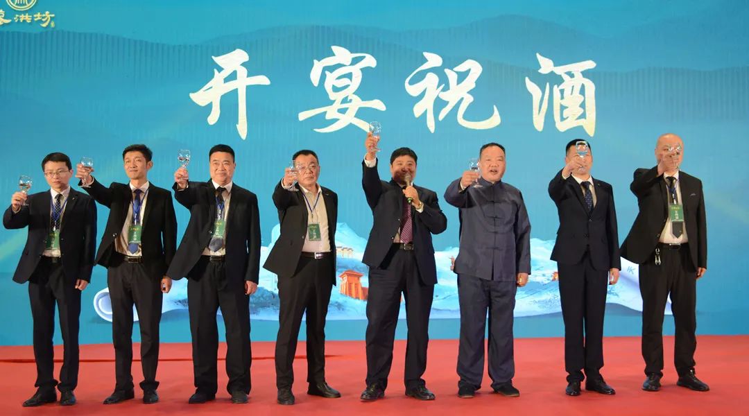 蔡洪坊·天中盛宴开席,厂商领导共致祝酒辞夜晚七时许,蔡洪坊·天中