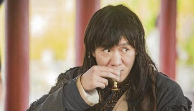 龙套12年没红，拉泡屎成名，被调侃一“泡”而红，今被徐克力捧