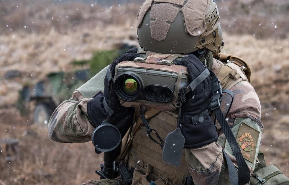 法军使用的红外观测仪,同时具备白光观察和激光测距功能.