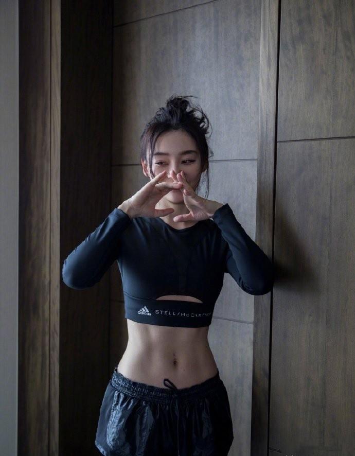 袁姗姗又出来炫腹了黑色露脐装还把胸前挖空马甲线太吸睛