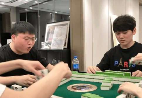 才行|RNG夺冠后，UZI只请了小明一人聚会，还把阿水喊来作陪打麻将