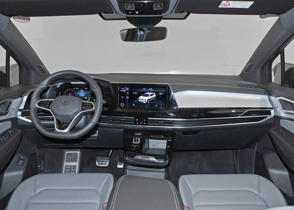 即便是遮住车标,相信很多朋友也能一眼认出,这是一台大众suv车型,整体