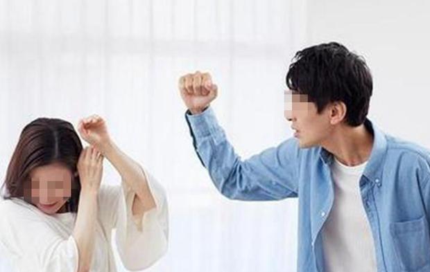 原创哀其不幸怒其不争丈夫45秒掌掴妻子23次儿子在旁一脸麻木