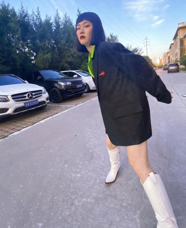 原创金靖真会卖萌双马尾配牛仔裤还挺有女团范的可可爱爱