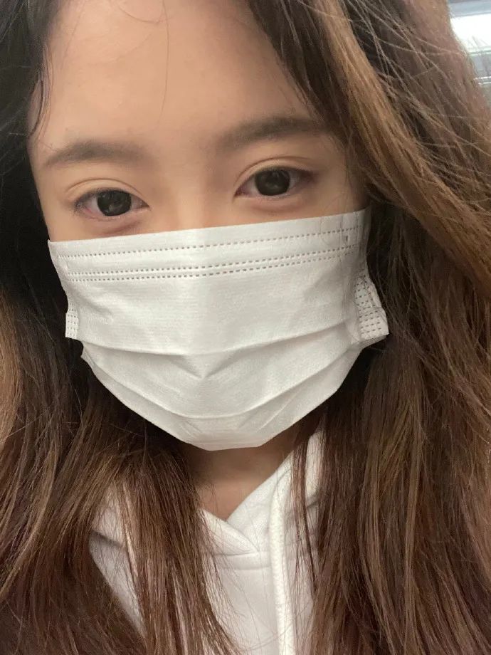 鞠婧祎被16岁师妹模仿,妆容头发身高神似本人,但没鞠婧祎好看_邓歆玥