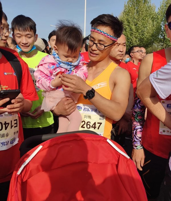 郑州一男子推婴儿车参加马拉松