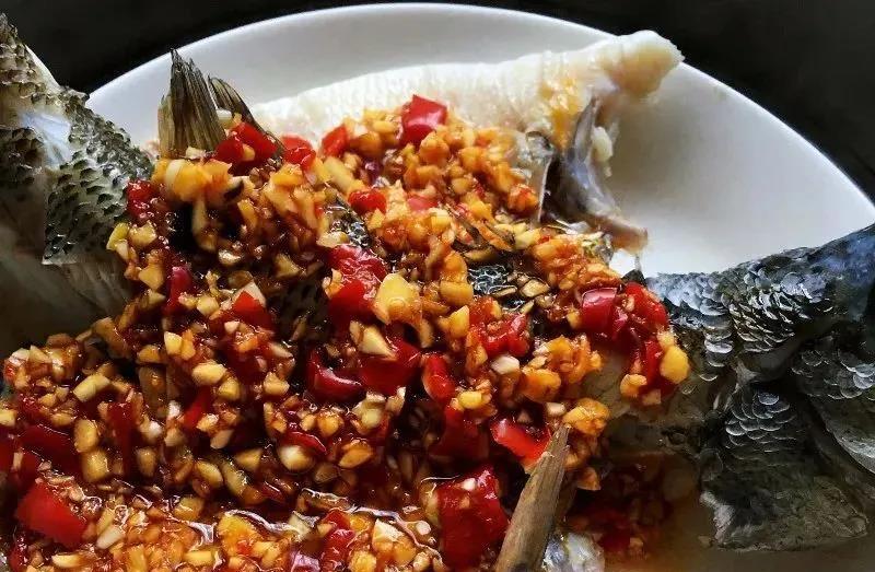 蒜香鲈鱼怎么腌制好吃 bea8fd22fc8e43b18752ae3442e9b70a.jpeg