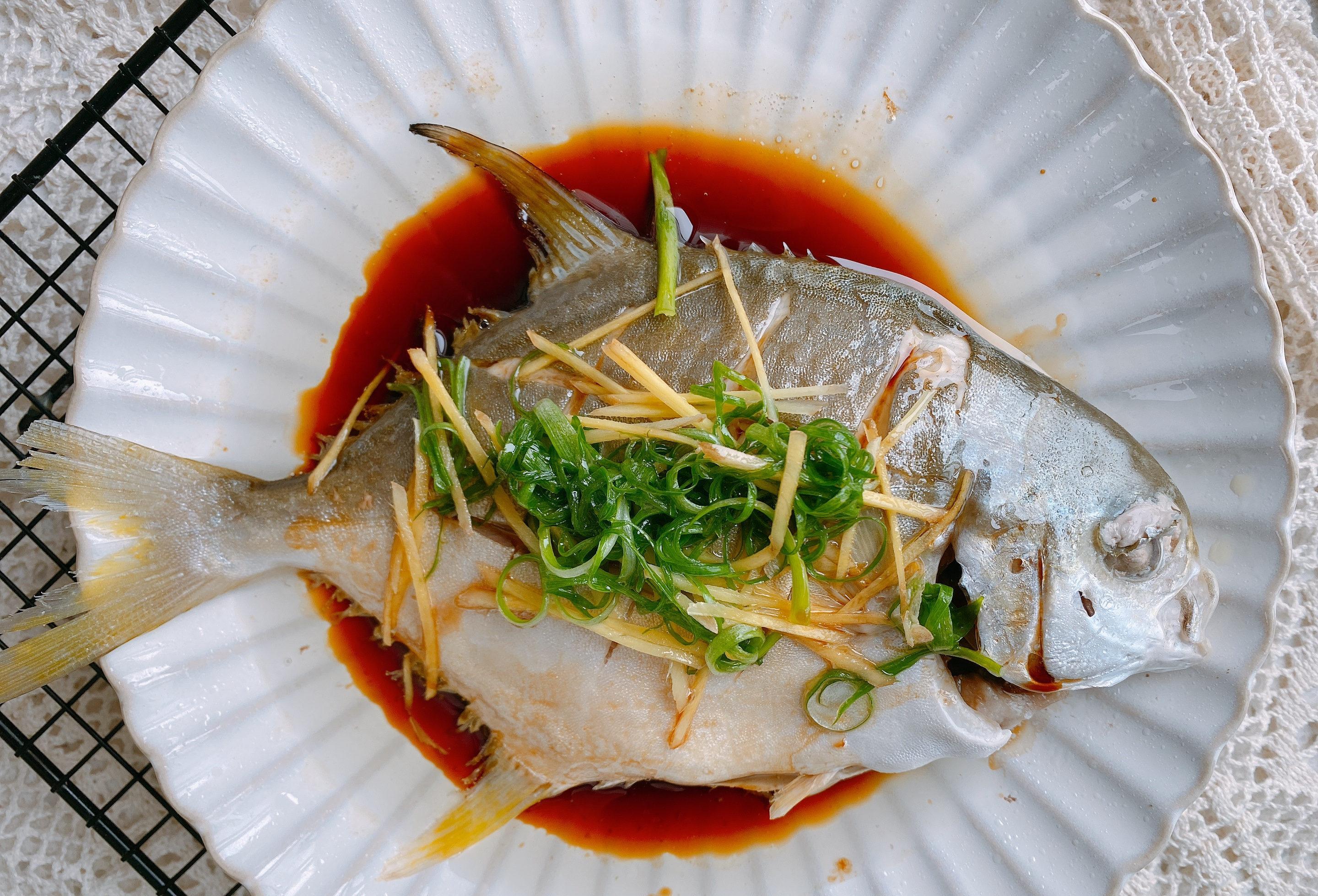 一,【清蒸海昌鱼】鱼肉虽然好吃,但很多朋友都不喜欢在家做鱼,因为