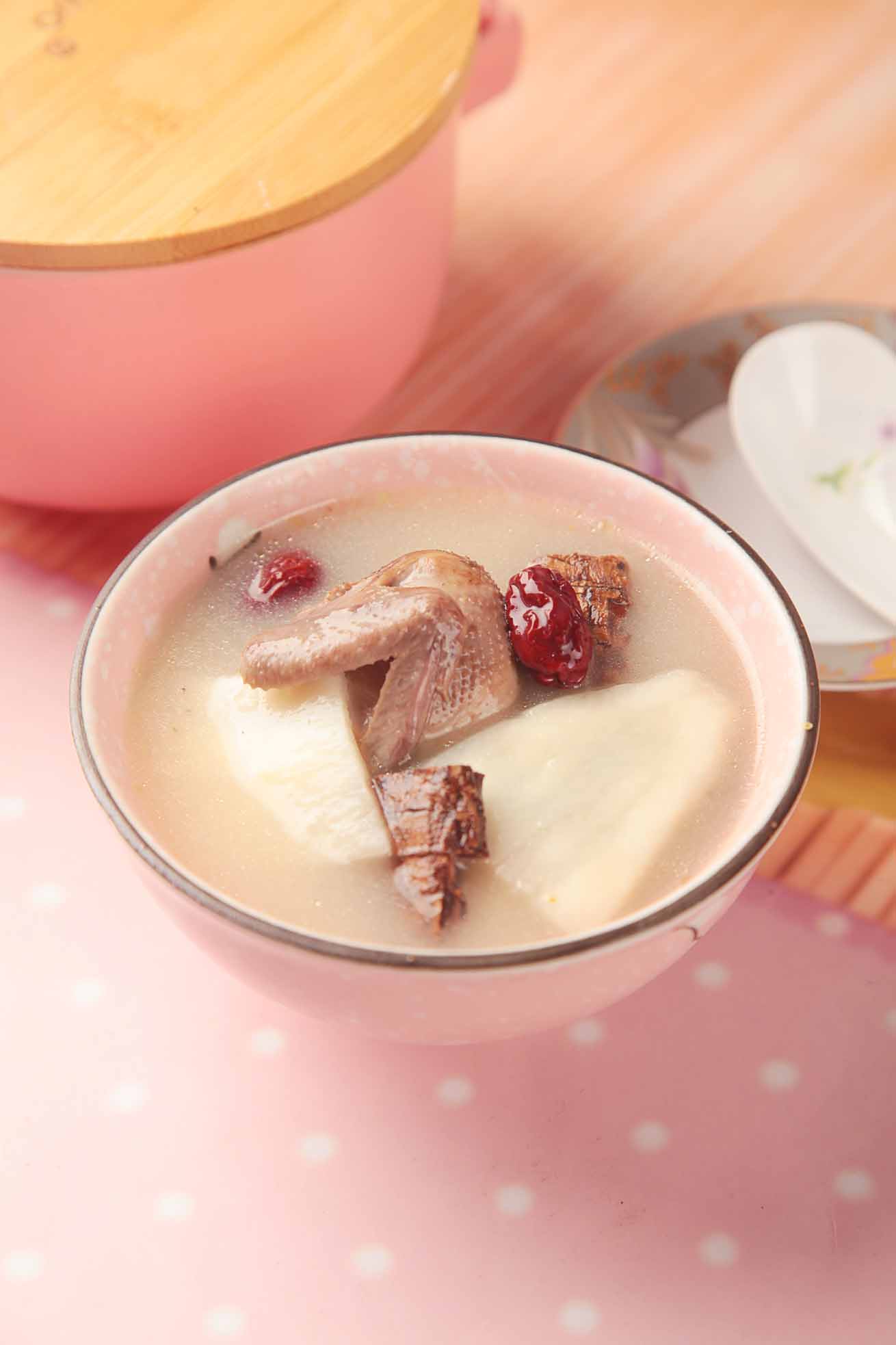 鹌鹑肉的蛋白质含量很高,而脂肪和胆固醇含量却相对较低,有健脑滋补的