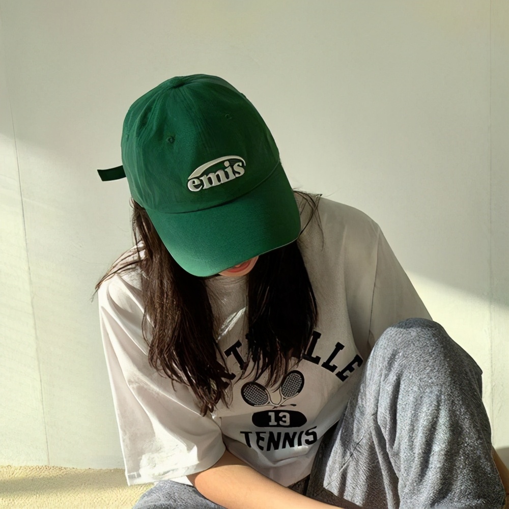 原创lisa登上日本杂志双封面!用棒球帽演绎甜酷风格,全包眼线很撩人