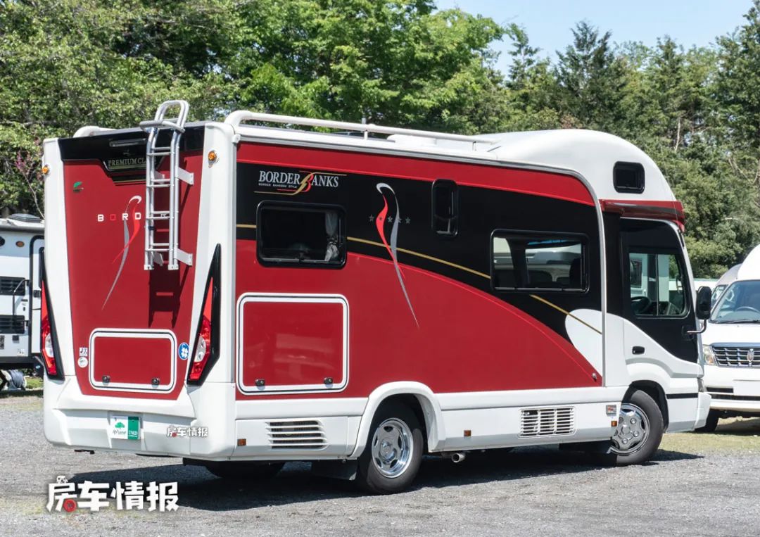 这款房车是基于高顶版丰田柯斯达(国内音译考斯特)客车底盘打造的,全