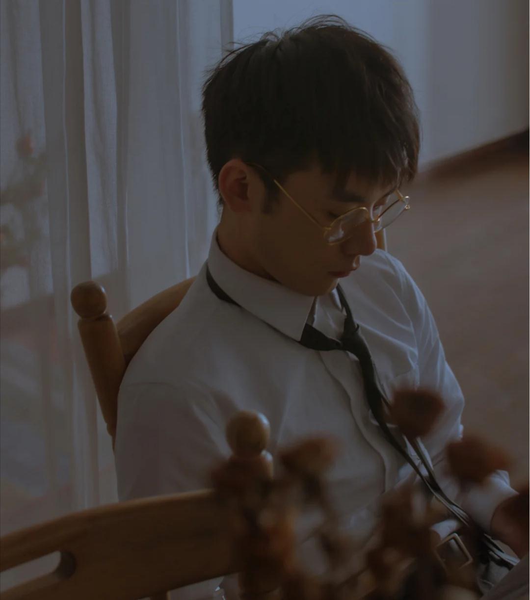 原创斯文帅气戴着眼镜的小奶狗白衬衫黑领带更显气质魅力范十足