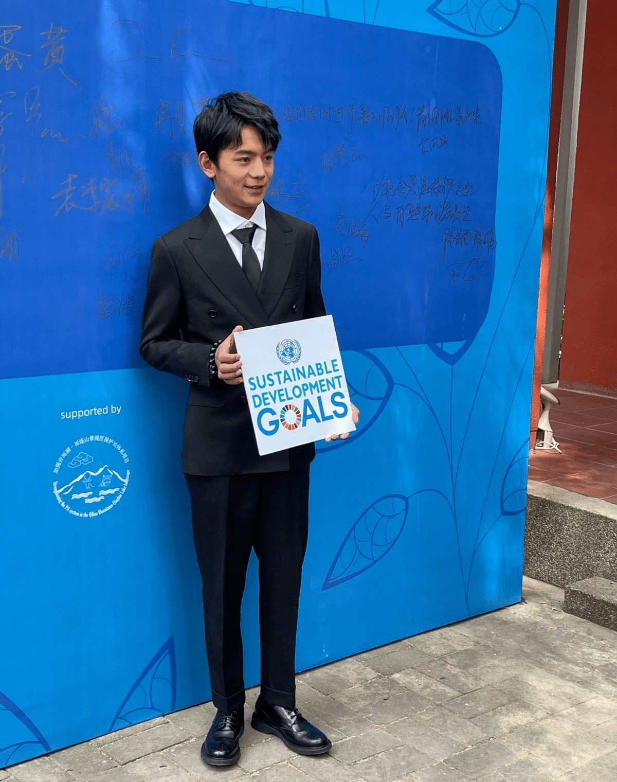 丁真拍 世界地球日 大片 穿西装仍不摘民族风耳环 上演混搭风 造型