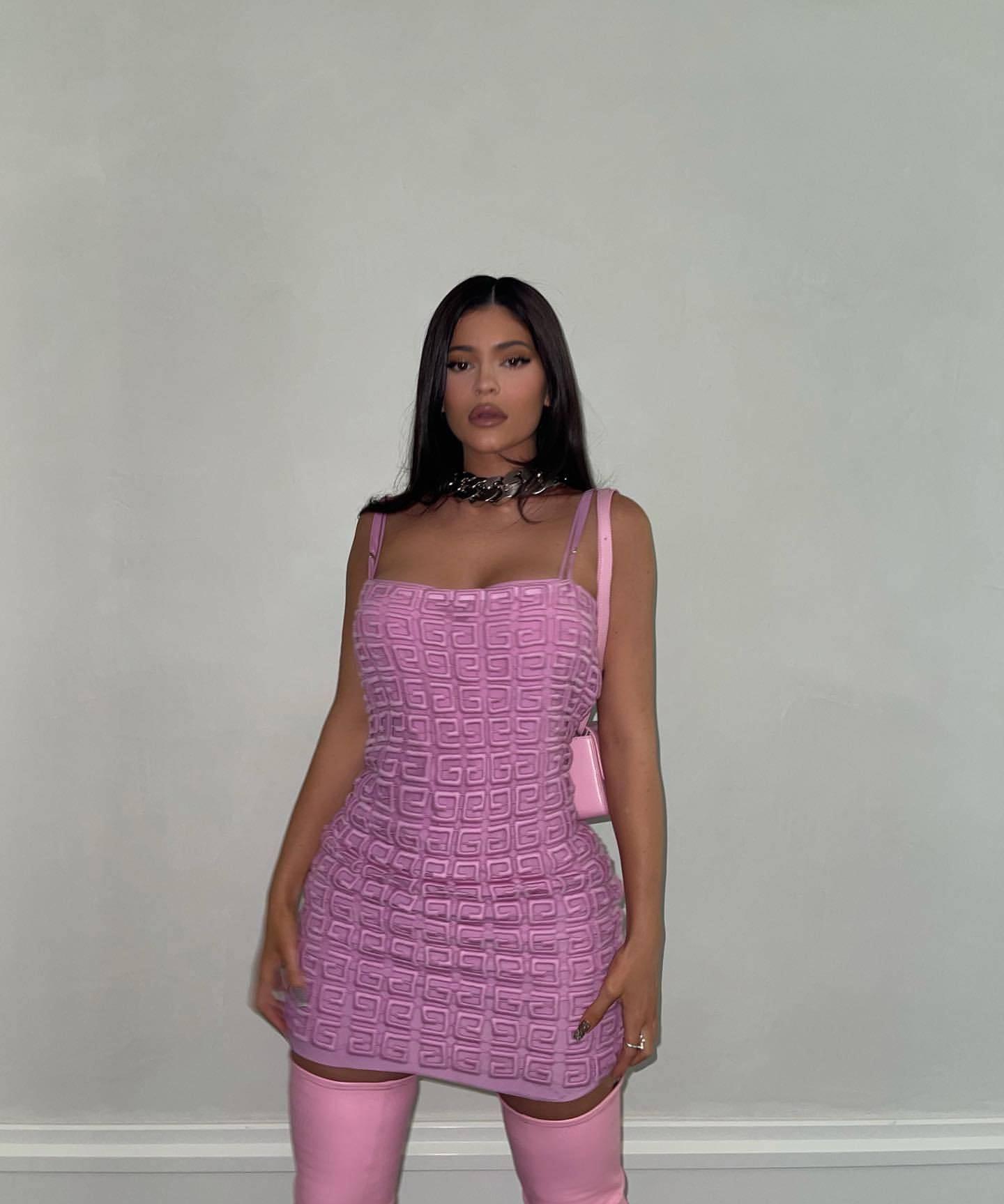 凯莉·詹娜穿蛇纹连体衣,大秀s曲线,骚粉连衣裙轻松驾驭性感满分