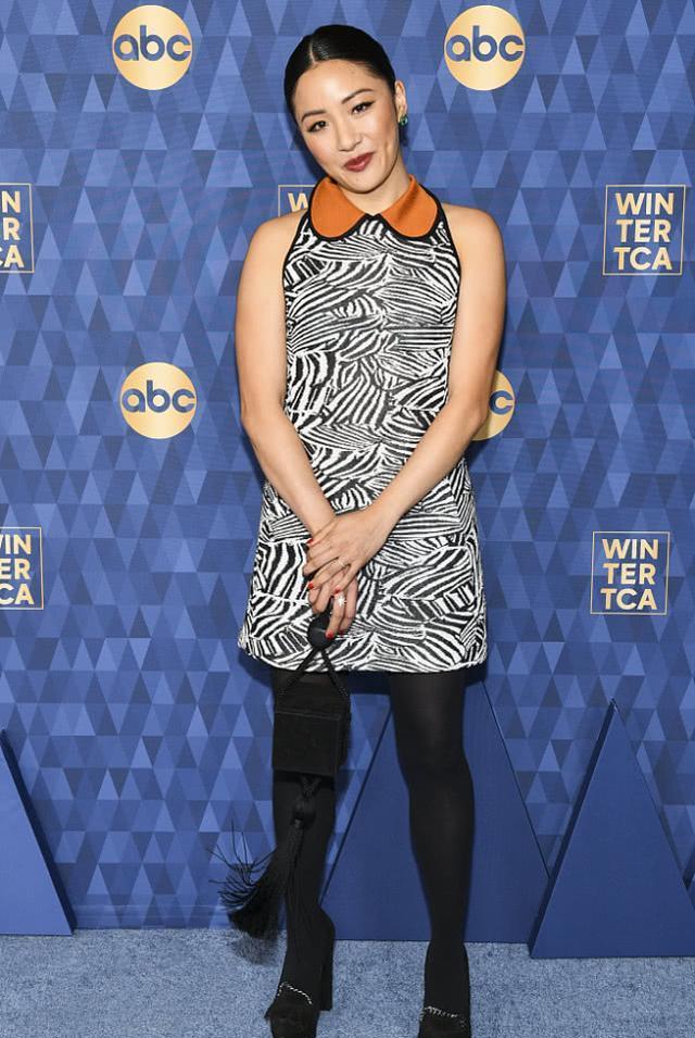 华裔女星吴恬敏出席活动不对称西装裙帅气有型小麦肤色有气质