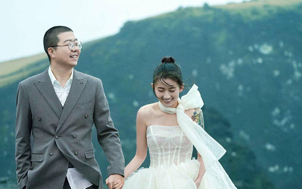 李诞带俩辣妹深夜嗨玩不见网红老婆曾被拍到与妙龄女亲昵摸脸