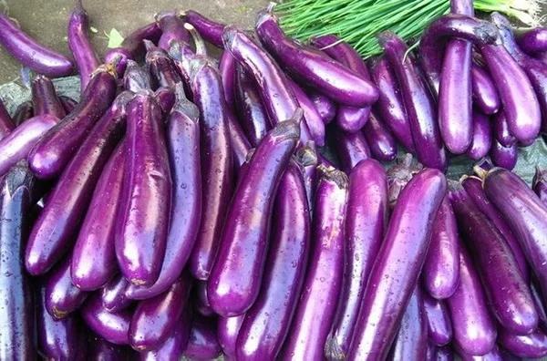 生素c等成分。其性味甘、辛、凉，具有清热解毒、消食等作用。4、茄子：茄子含有蛋白质、碳水化合物、钙、磷、胡萝卜素、维生素c等。其性味甘、