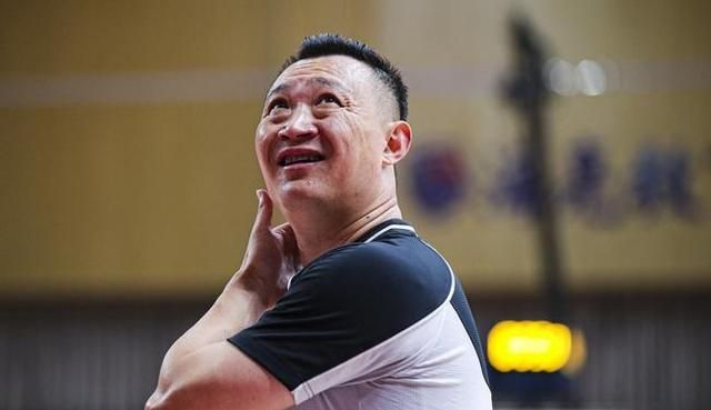 能够在cba立足这么久,而且篮协如此重视,每次关键比赛总是见到闫军