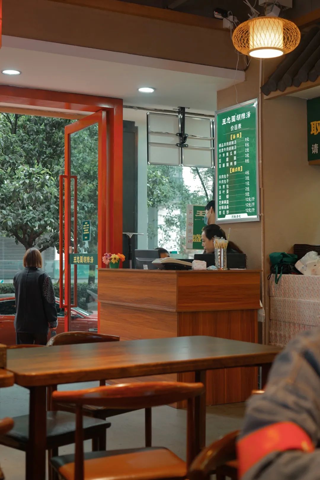 和其他早餐店一样,收银台也在进门处的位置,不同的是,王忠圈选择了