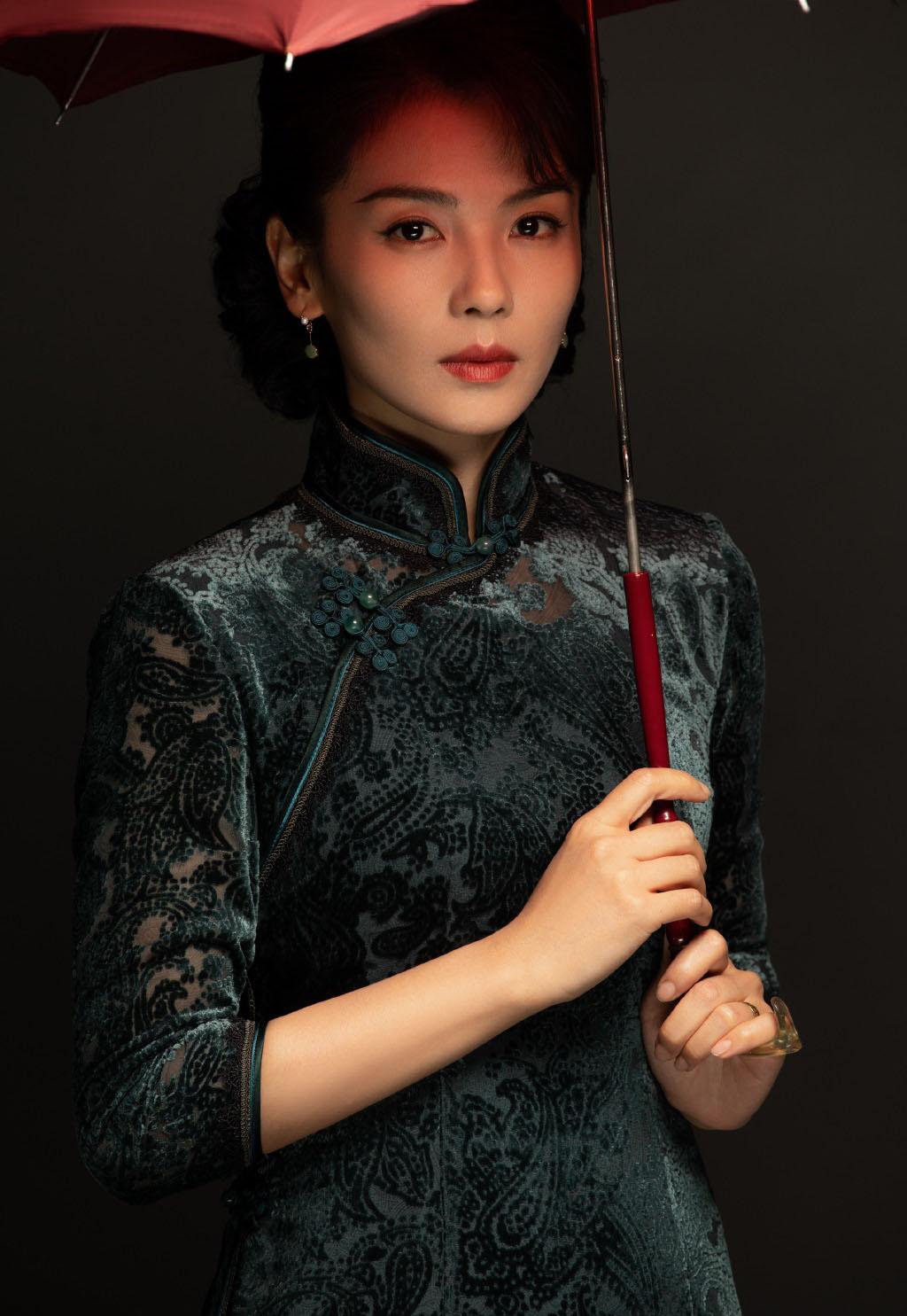 刘涛晒"宋美龄"剧照,旗袍配斗篷优雅高贵,有种惊艳时光的美
