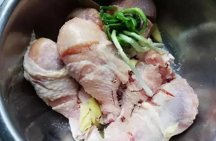 清蒸鸡腿要水开后放么 5f060a6f45b9485bb773cbd5048b968e.jpeg