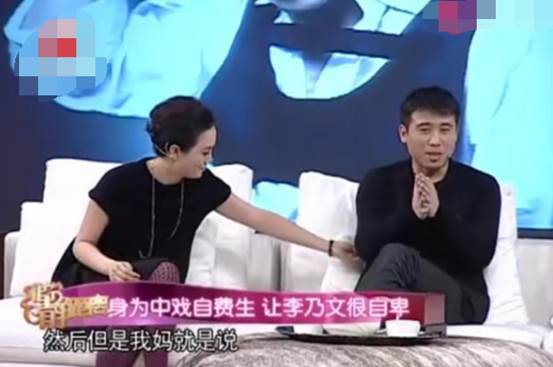 47岁朱乃文恋情曝光?跟年轻女子进出酒店被拍,街上甜蜜牵手靠头