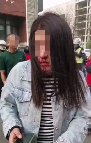 原创沈阳开奔驰车的两男子联手殴打骑电动车的女子引发周围人的愤怒