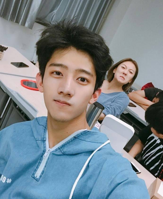 原创教育部发布座位令班级差生拍手叫好不怕被老师孤立了