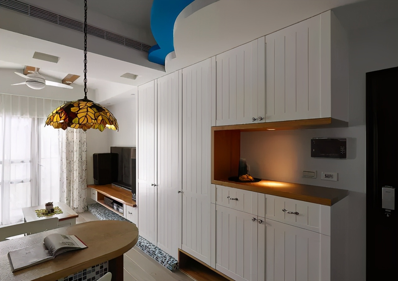 入室就由一排整齐的收纳柜延伸到客厅中间和下面留出的空间方便进门换