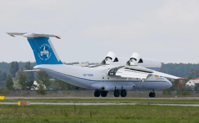 奇特的安71预警机不用弹射就能起飞据说曾是辽宁号原配