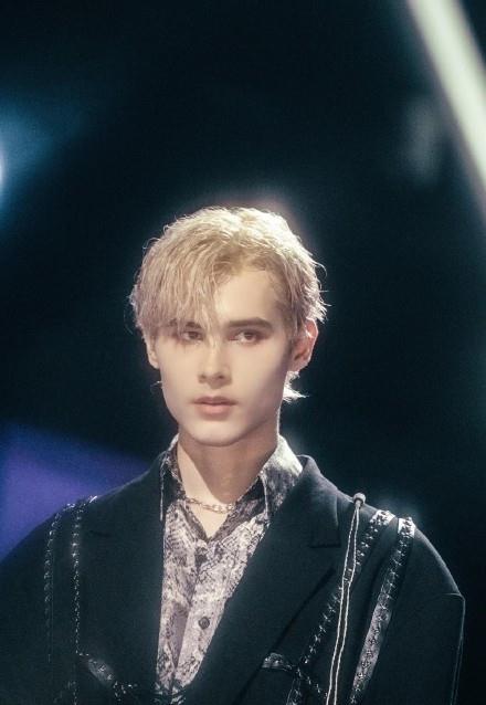 原创利路修19岁旧照流出,看清那时的颜值,女粉直言:想收回投票