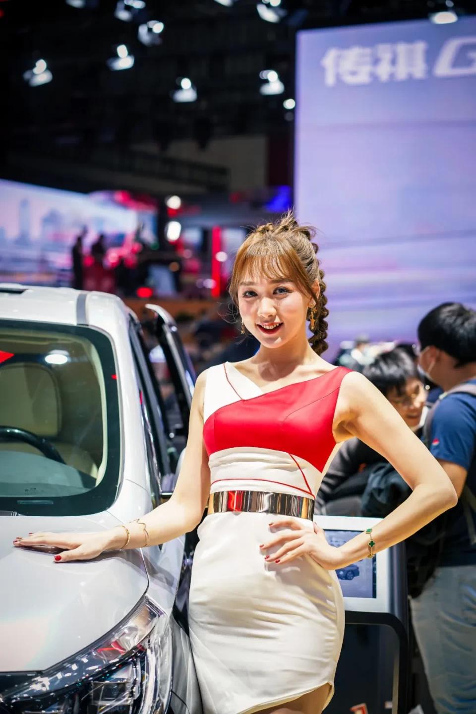 点击进入看图评论 图赏:上海车展上的车模小姐姐们(图25)