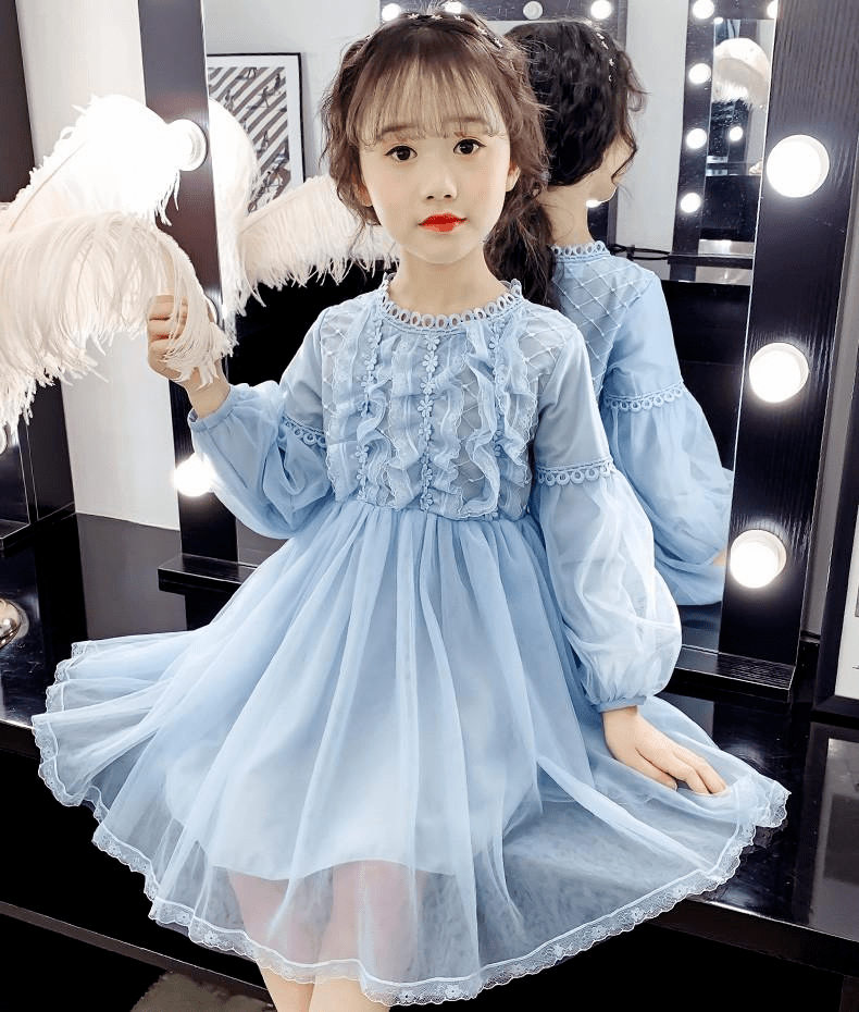 一袭黑金刺绣裙复古贵气,小小年纪"女王范"初现_裙子