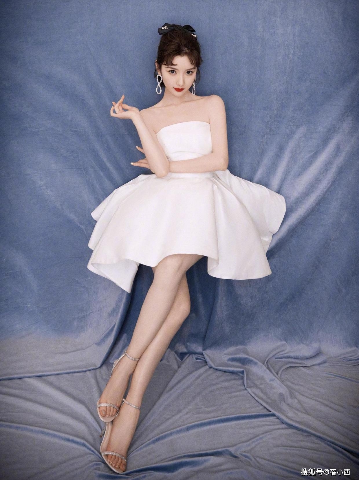 原创毛晓彤的漫画腿真是绝了穿针织衫配短裙亮相靠气质就赢了