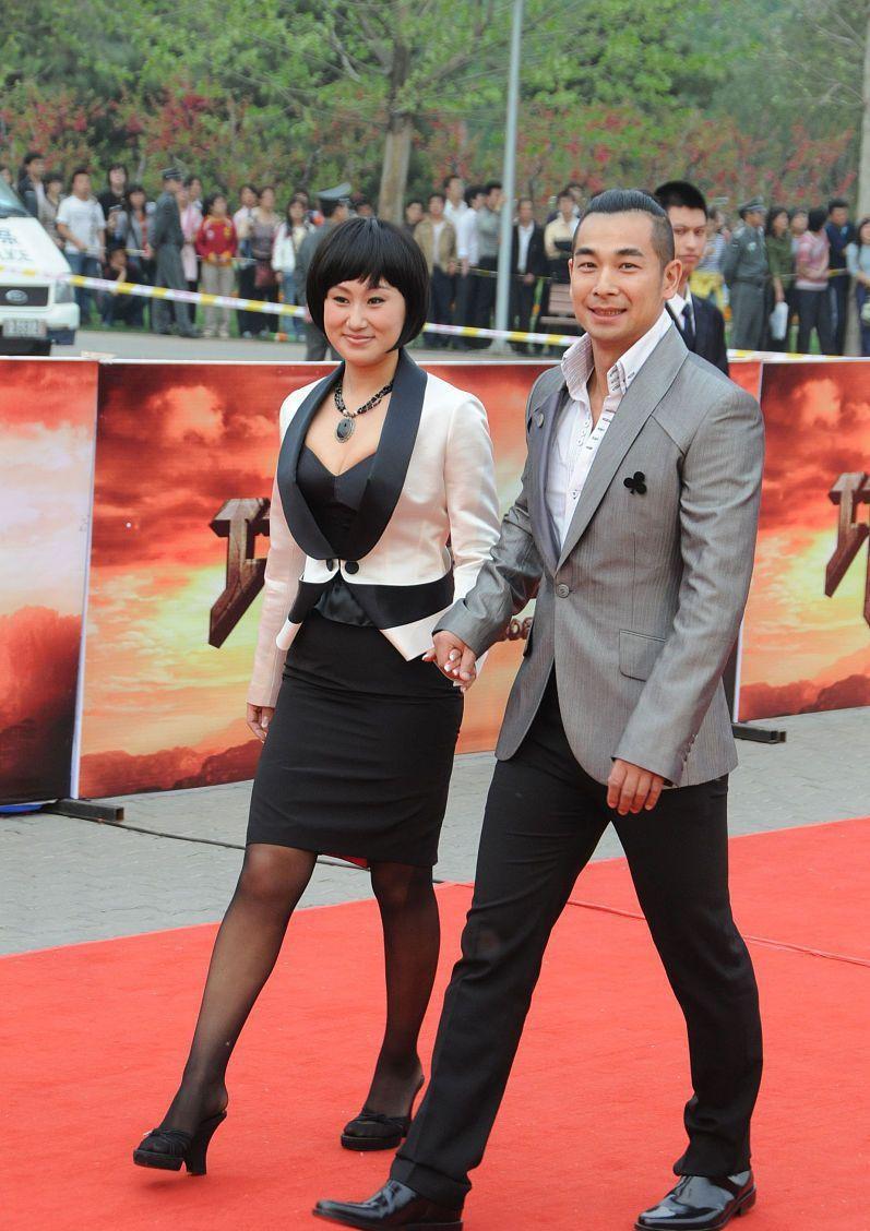 原创赵文卓不愧是拍打戏的穿西装气场太强了但没有老婆张丹露个性