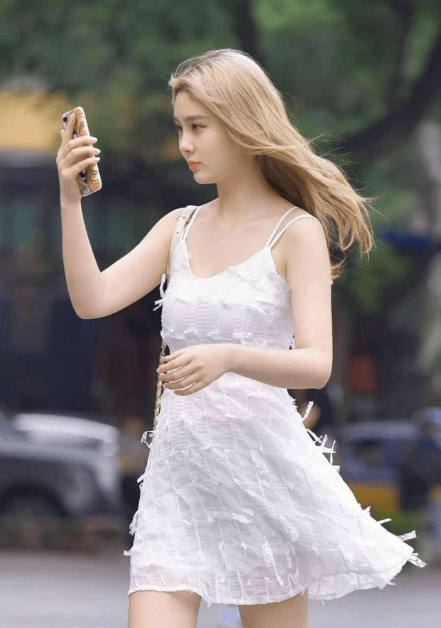 布莱克真敢穿一袭深v长裙化身蓝孔雀不愧是s女王