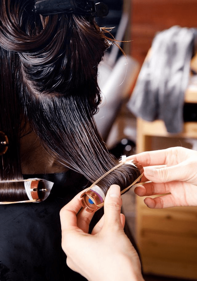 一年烫两次头发对头发有伤害吗理发师技术不到位烫一次也伤发