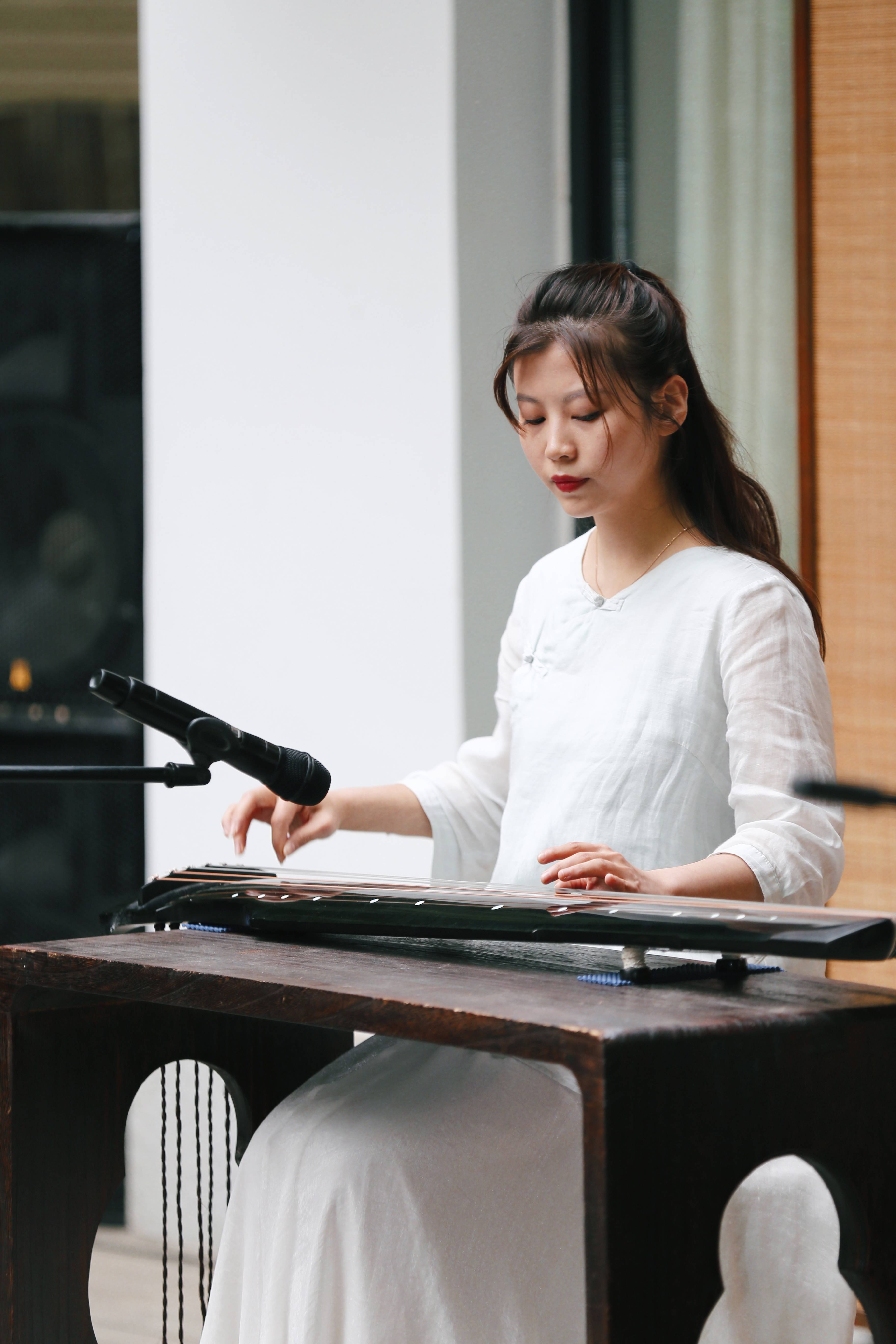 开嘈杂的思绪，看琴弦一抹一挑、一勾一拨，听琴声和雅婉转、变幻无穷。