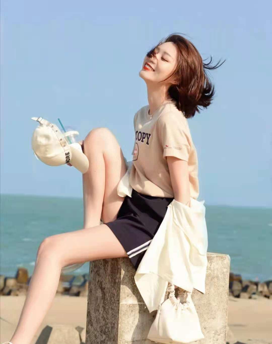 海边的盐系少年感穿搭,棒球帽是必不可少的夏季休闲单品,还能用来物理