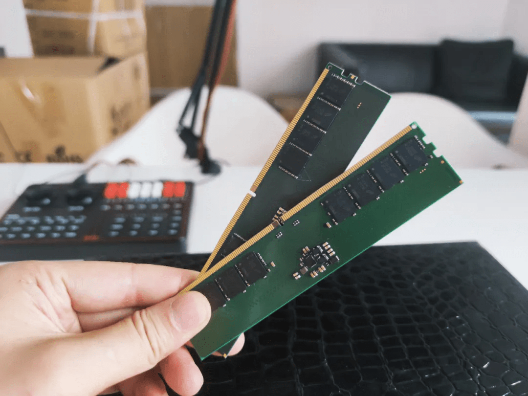 频率|嘉合劲威首批DDR5内存条量产下线
