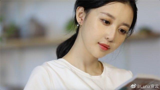 潘玮柏与老婆餐厅吃饭,宣云全程含情脉脉看老公
