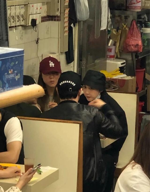 潘玮柏与老婆餐厅吃饭,宣云全程含情脉脉看老公