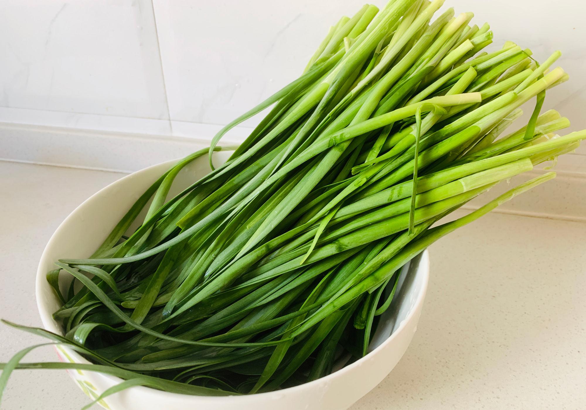 原创北方晚春韭菜才正鲜这样调馅儿无论做啥不出水不露馅还碧绿