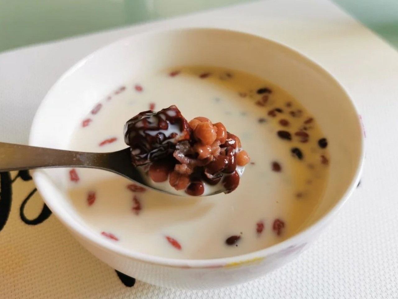 哪些食物属于热气食物 6bb2b0832af84c7a98e93b68e1516c74.jpeg