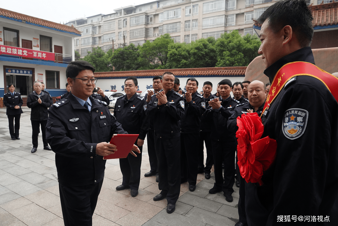 河南灵宝公安送奖到一线