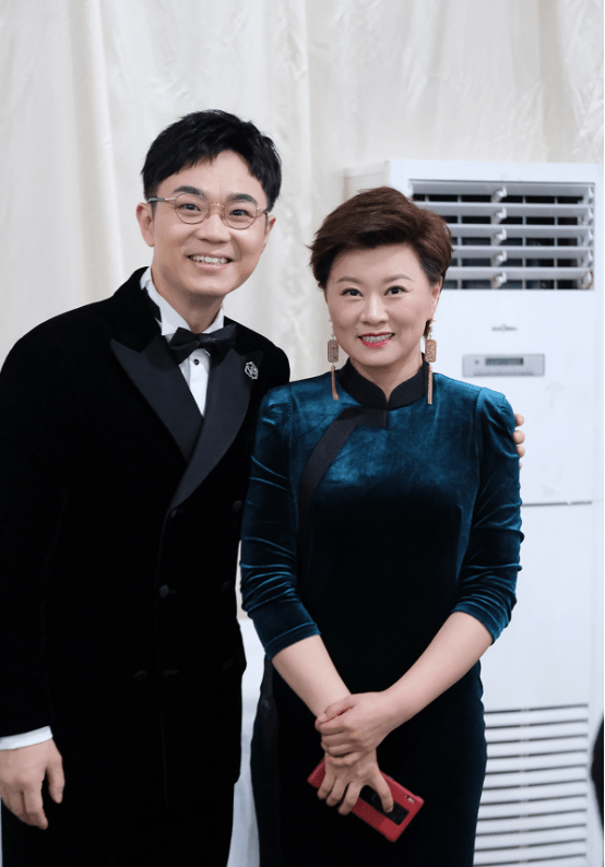 原创谢广坤媳妇的扮演者海燕私下的时候一点不土一身贵气很奢侈